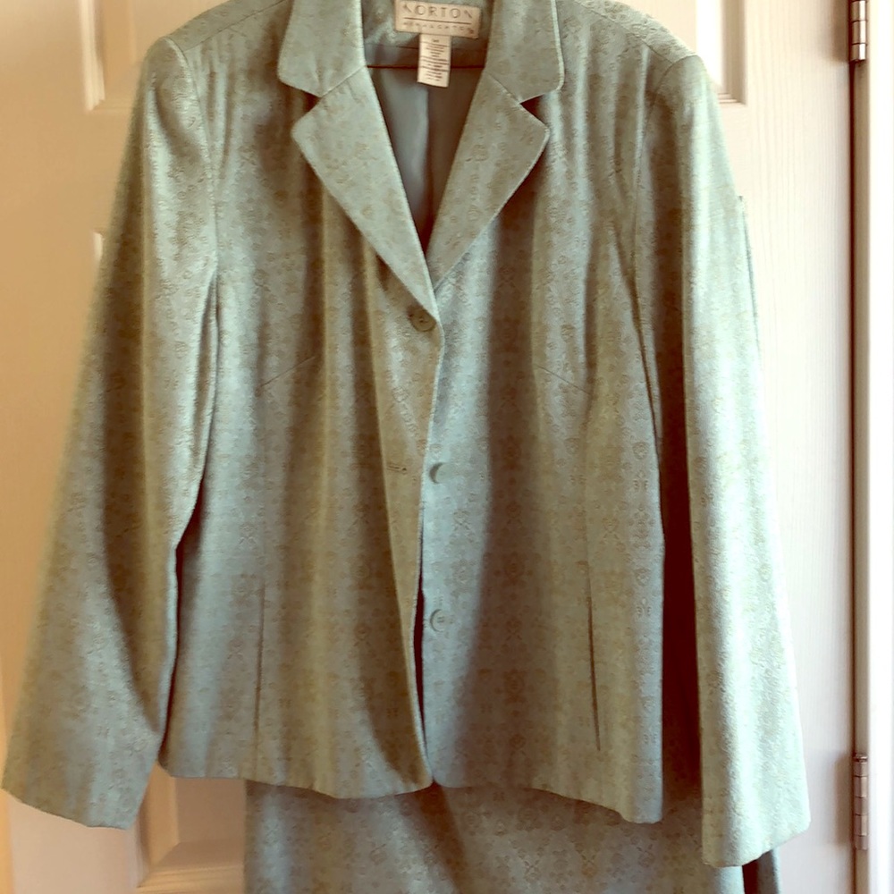 Gorgeous women’s work suit